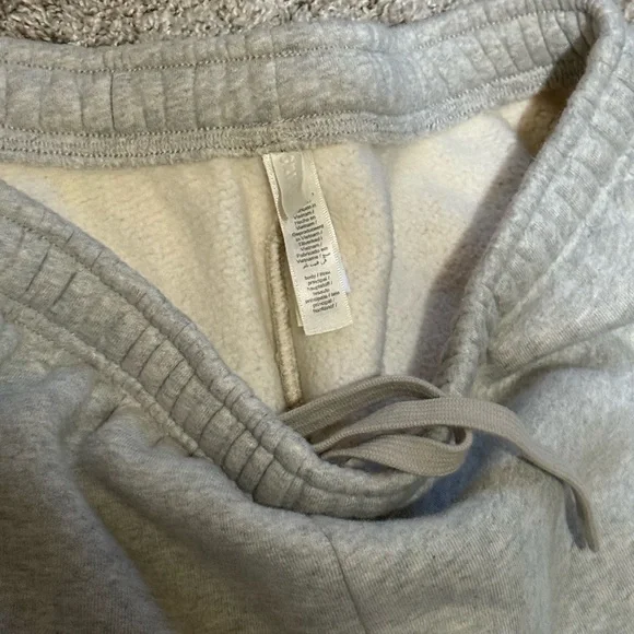 EUC Skims Heavyweight Fleece Oversized Joggers in Light Heather Grey. Large - Picture 16 of 16